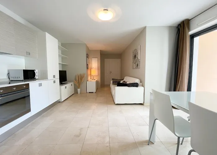 Deux Pieces, Parking Et Piscine