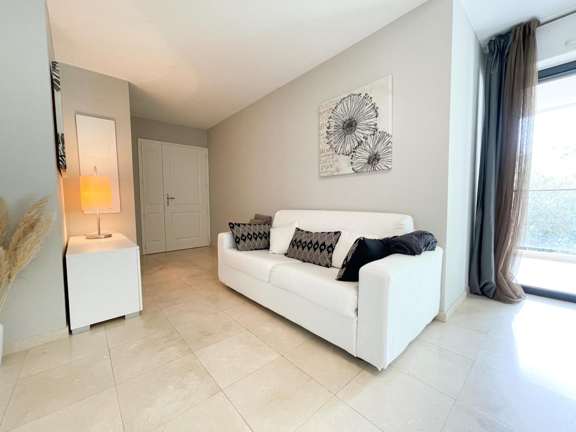 Deux Pieces, Parking Et Piscine Apartamento