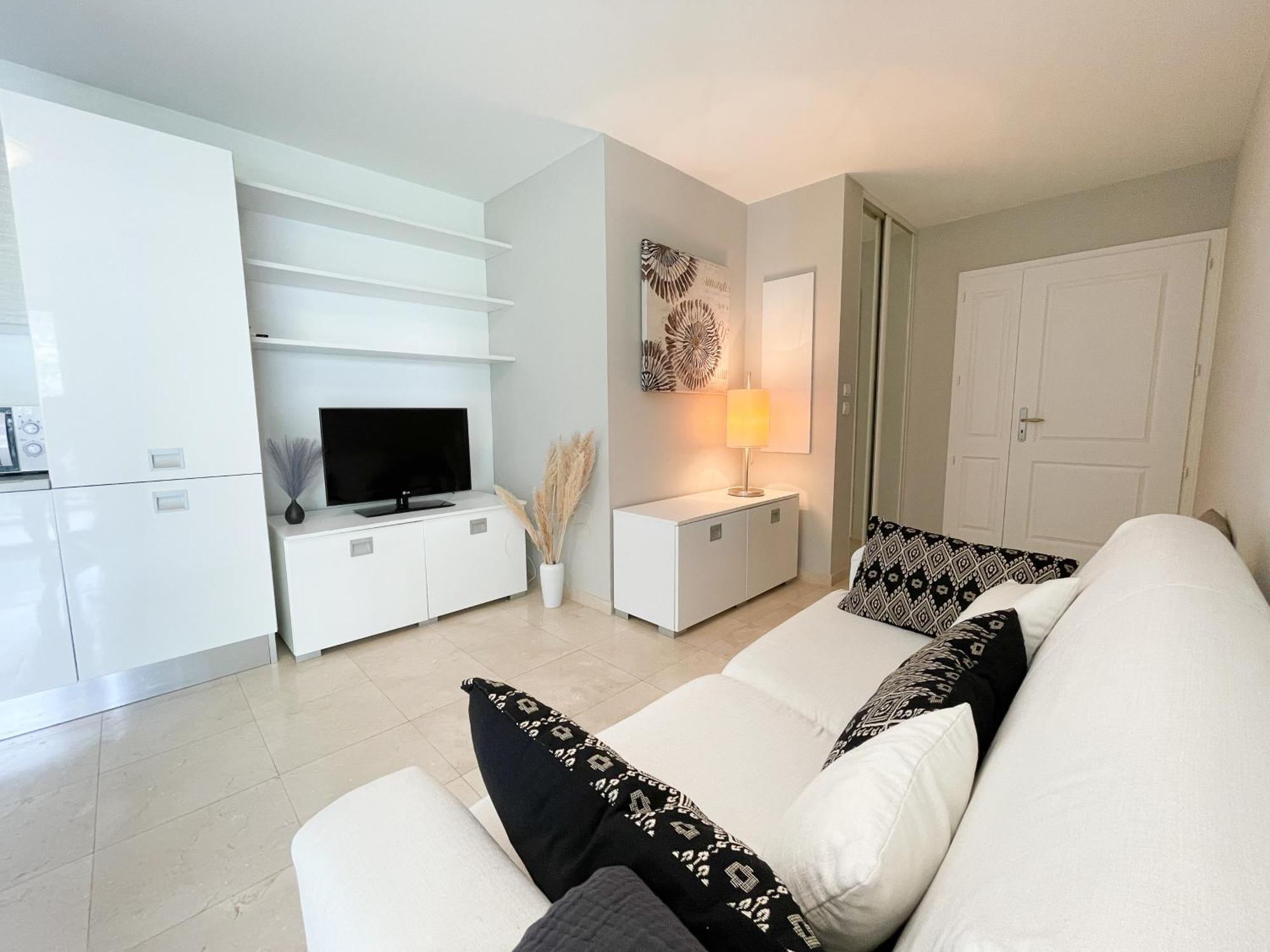 Deux Pieces, Parking Et Piscine Apartamento *