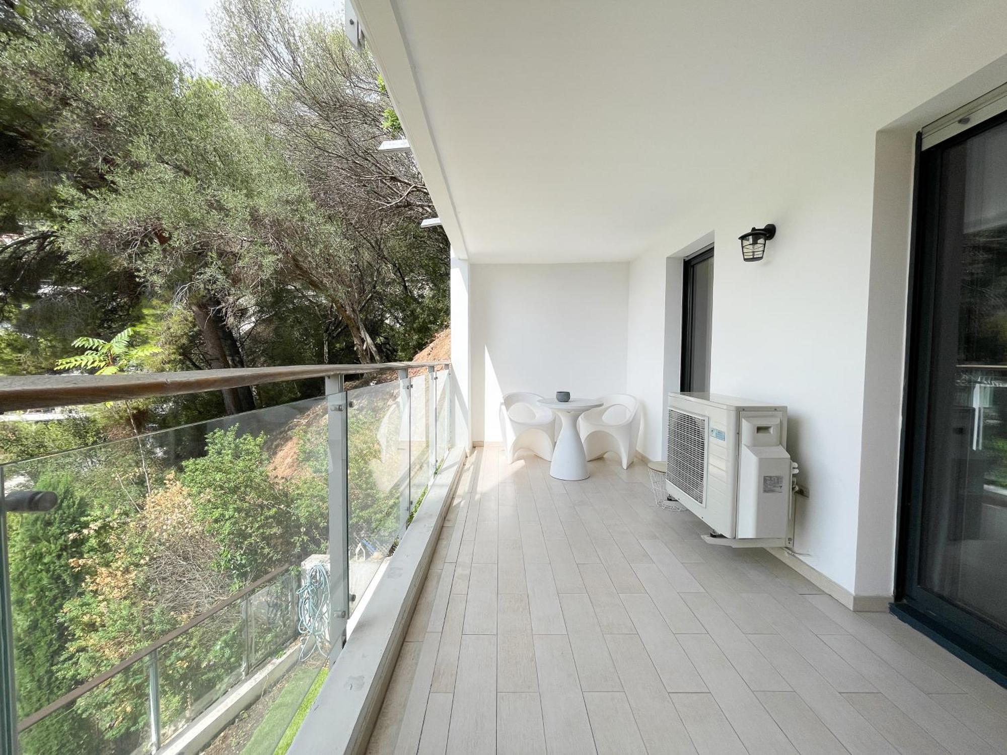 Deux Pieces, Parking Et Piscine